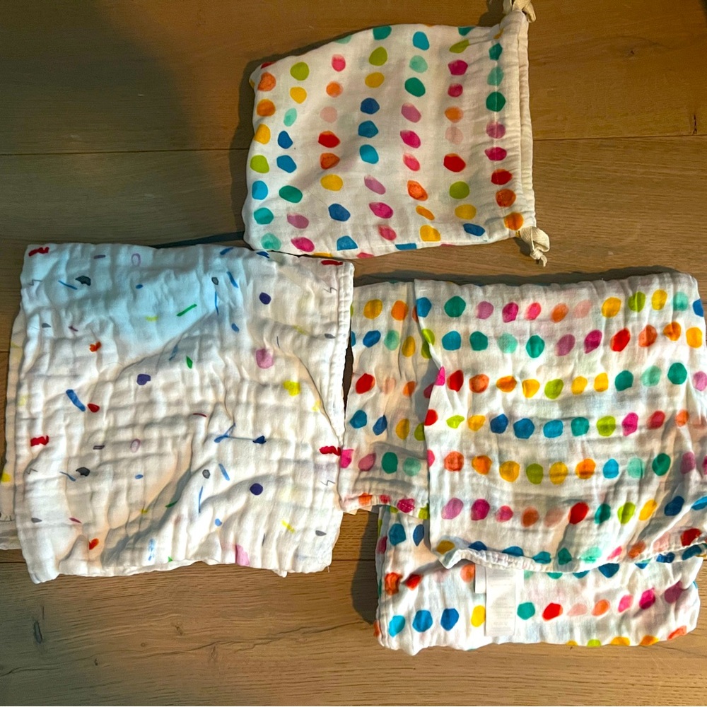 Lovevery swaddles with bag